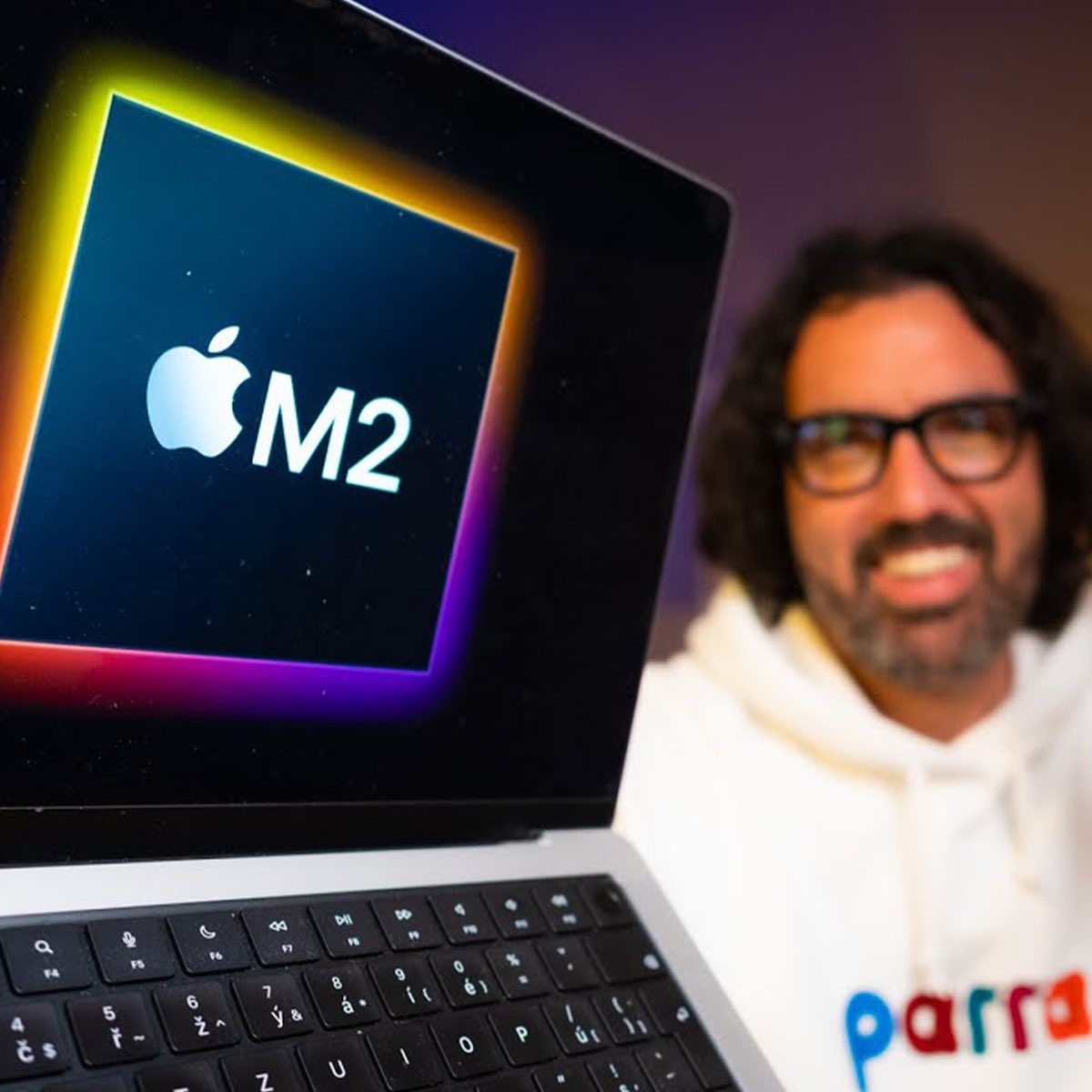 Video, na který určitě netrpělivě čekáš. Mikina Parra, <a href="/petrmara/">Petr Mara</a> a jeho pohled na MacBook Air se supervýkonným čipem M2. V prodeji bude příští měsíc. Ne Petr, ale ten MacBook 😜 → istyle.link/macbook-air-m2 // #istylecz #macbookair