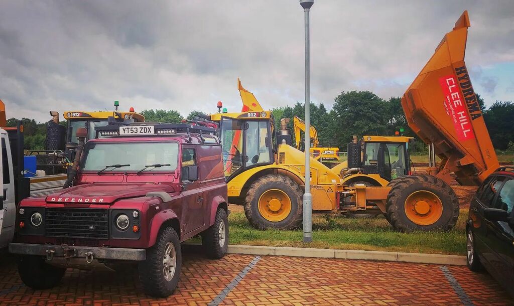 DEFENDERist's tweet photo. Bit of servicing before the get go 🚜🔧🪛🔨🧰 why is there no grease gun emoji ? 🤔
#dumper #dumptruck #hydrema #construction #tractorproblems #defender #landrover #4x4 #sitesupport https://t.co/rniSaaKx7x