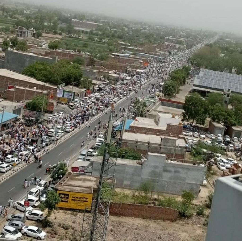 MutedValor's tweet photo. ਉਮਰ ਦੇ ਹਿਸਾਬ ਨਾਲ ਦੂਣਾ ਰੁਤਬਾ? ਨਹੀ ਭਰਾਵਾ ਕੁਝ ਹੋਰ ਸੀ ਤੂੰ, ਸਾਡੇ ਪੈਮਾਨਿਆਂ ਚ ਐਨਾ ਦਮ ਨੀ ਸੀ ਕਿ ਤੇਰਾ ਰੁਤਬਾ ਮਾਪ ਸਕਣ। @iSidhuMooseWala #immortal #JusticeForSidhuMooseWala #Legend https://t.co/FHUieImgig