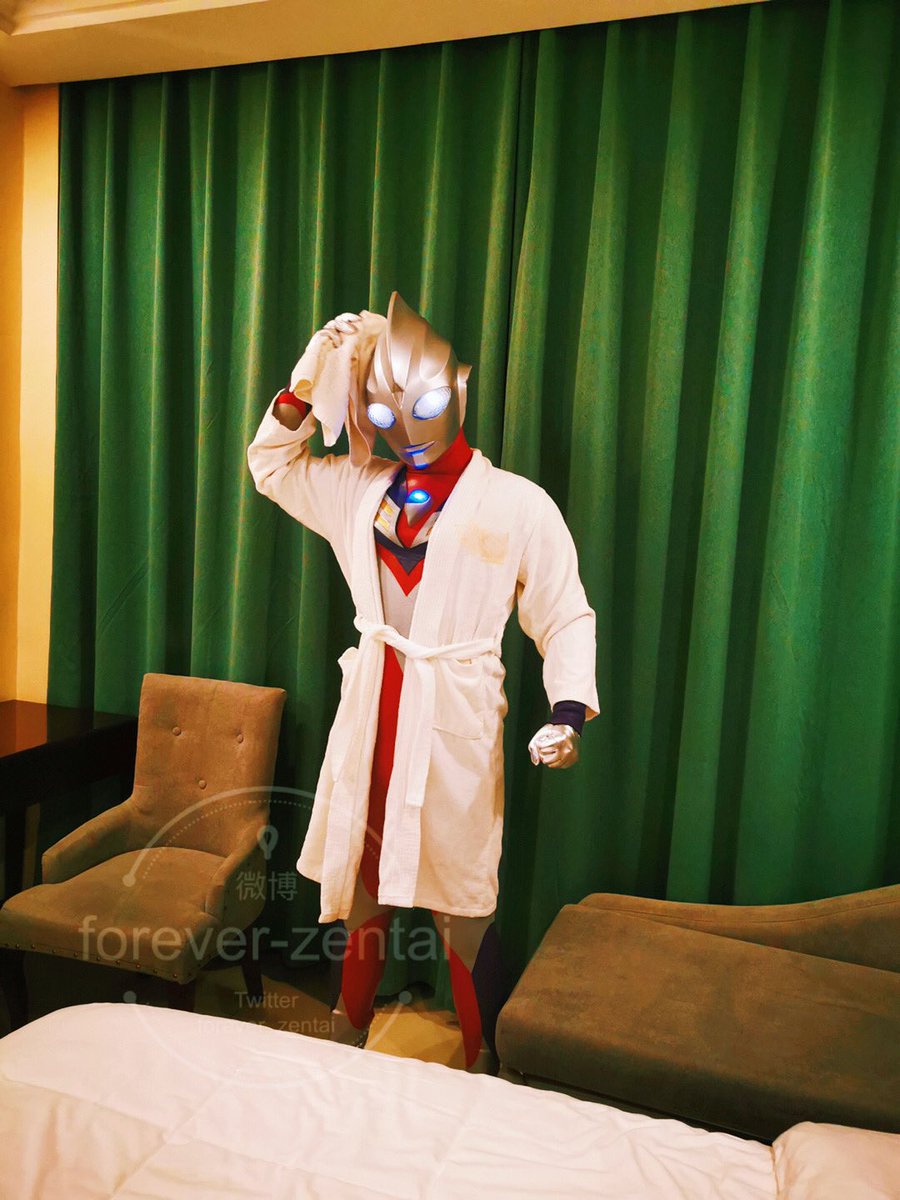 迪迦皮套演员的日常。忙碌了一天，回家洗脸脸，冲澡澡，睡觉觉。