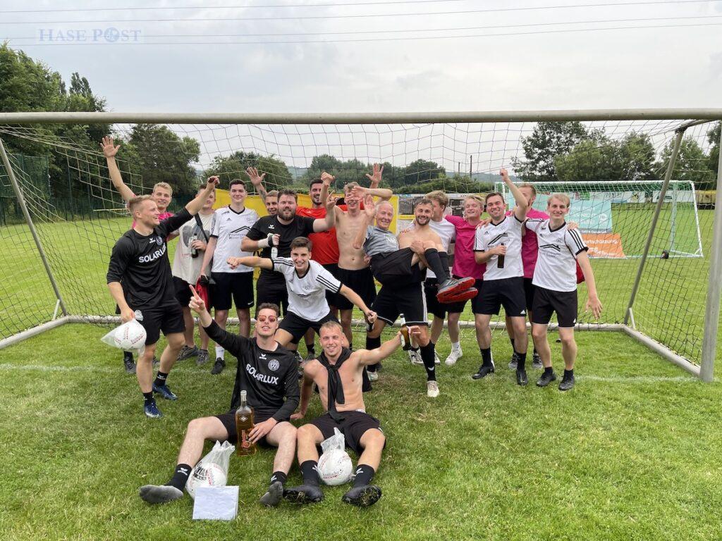 hasepost's tweet image. HASEPOST Osnabrück: Elfmeterschießen in Lüstringen: Battle um den Hall of Fame Cup Am 10. Juni spielen die Teams um den Hall of Fame Cup. / Foto: Schäfer, Events &amp;amp; Medien
Für den HALL O #fusball #halloffame #halloffamecup #luestringen #osnabruck #turnier hasepost.de/b/1SWA