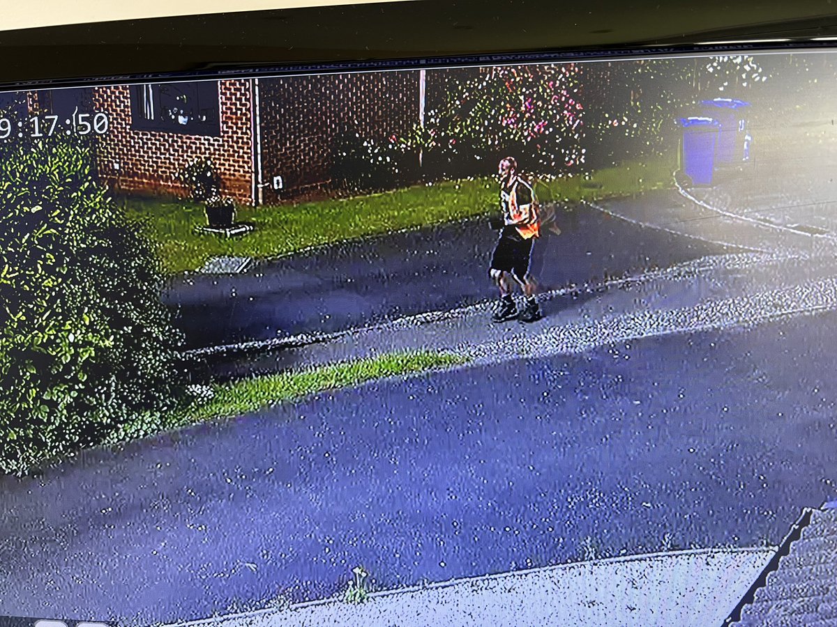 simondougkey84's tweet photo. Around 3+ years since I first started reporting this to @TamworthCouncil and even today their bin men still urinate in the hedge on the park in front of my house. Such a lazy council, thanks @ChrisPincher ! @tamworthherald @TheSun @DailyMailUK https://t.co/k7FaR1IDzI