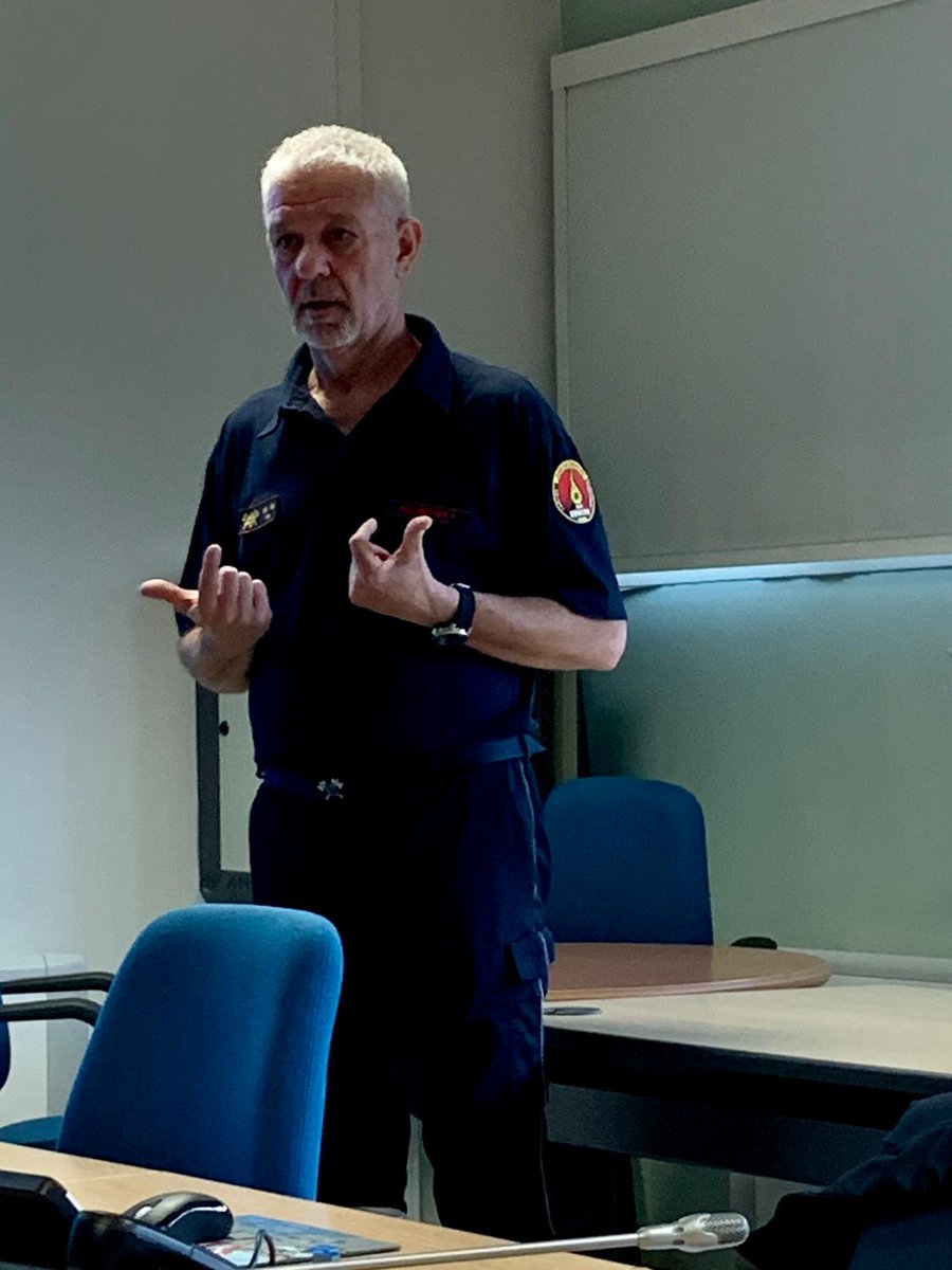 sdis08's tweet photo. Le #sdis08 a le plaisir de recevoir 1 collègue zone de #secours #DINAPHI pour 1 présentation logiciel de #SimulationVirtuelle #formation des sapeurs-#pompiers. Échanges intéressants et futures collaborations…? 2 représentants de @RccIut sont présents #partenariat @InterregFWVL https://t.co/jwA8UheTw0