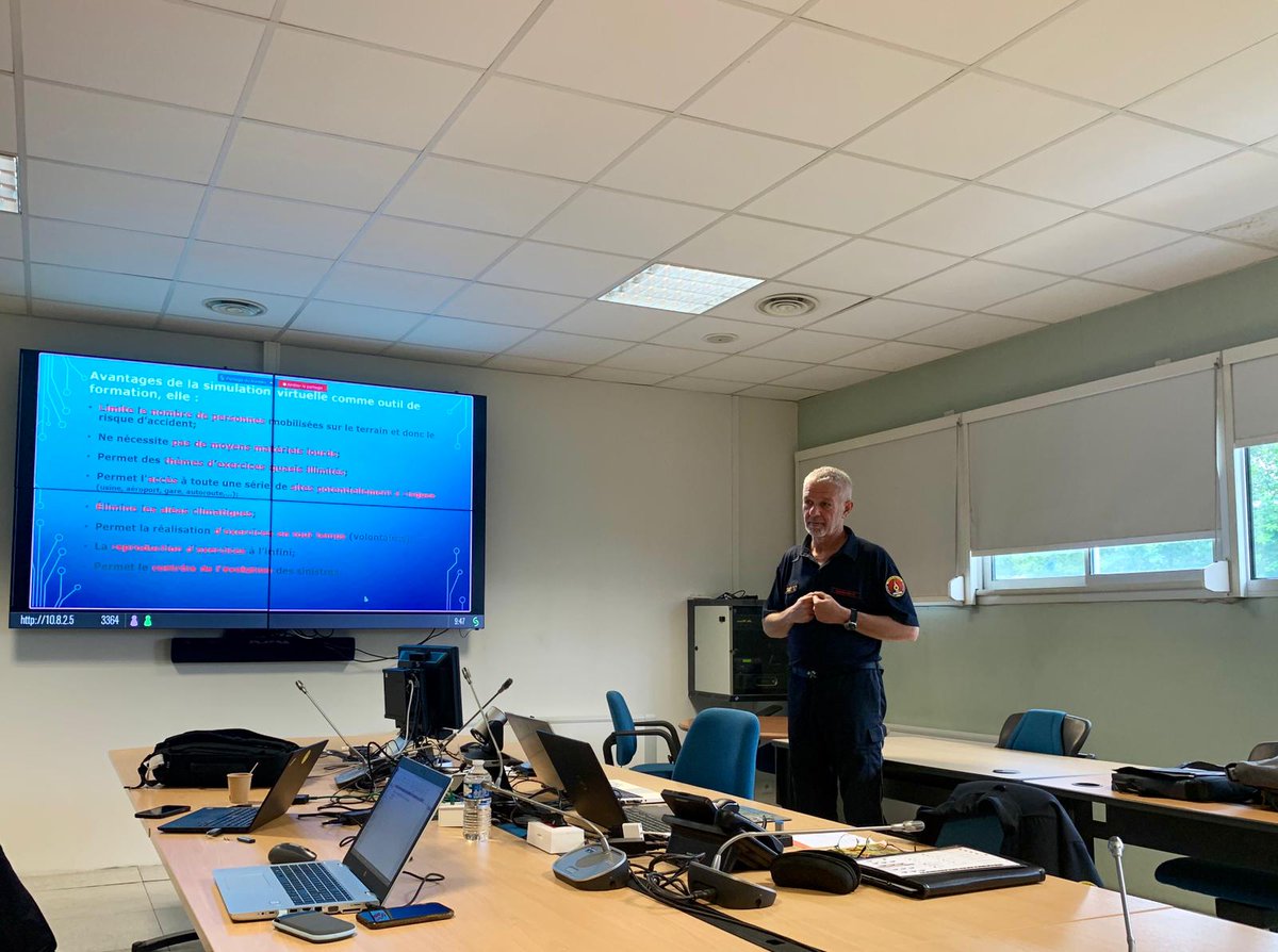 sdis08's tweet photo. Le #sdis08 a le plaisir de recevoir 1 collègue zone de #secours #DINAPHI pour 1 présentation logiciel de #SimulationVirtuelle #formation des sapeurs-#pompiers. Échanges intéressants et futures collaborations…? 2 représentants de @RccIut sont présents #partenariat @InterregFWVL https://t.co/jwA8UheTw0