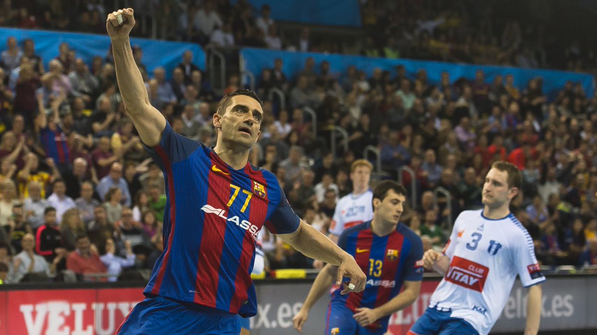 ehfcl's tweet photo. The most powerful left-hander in the #ehfcl 🏆. Top scorer in the competition. A pure talent that we have been able to enjoy for 25 years 🔥💥

He retires at the age of 4️⃣2️⃣, the great Kiril Lazarov. We will miss you, 𝗟𝗘𝗚𝗘𝗡𝗗 👑 https://t.co/LcfjwLqUCV