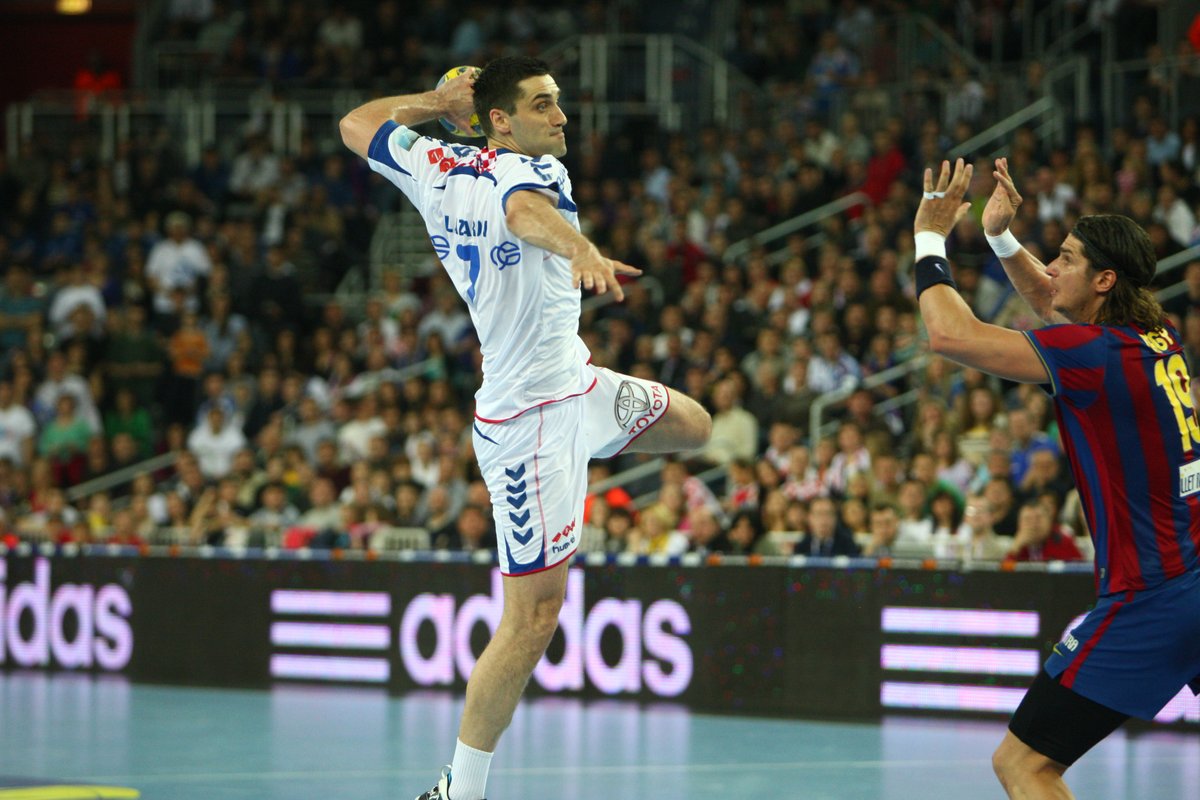 ehfcl's tweet photo. The most powerful left-hander in the #ehfcl 🏆. Top scorer in the competition. A pure talent that we have been able to enjoy for 25 years 🔥💥

He retires at the age of 4️⃣2️⃣, the great Kiril Lazarov. We will miss you, 𝗟𝗘𝗚𝗘𝗡𝗗 👑 https://t.co/LcfjwLqUCV