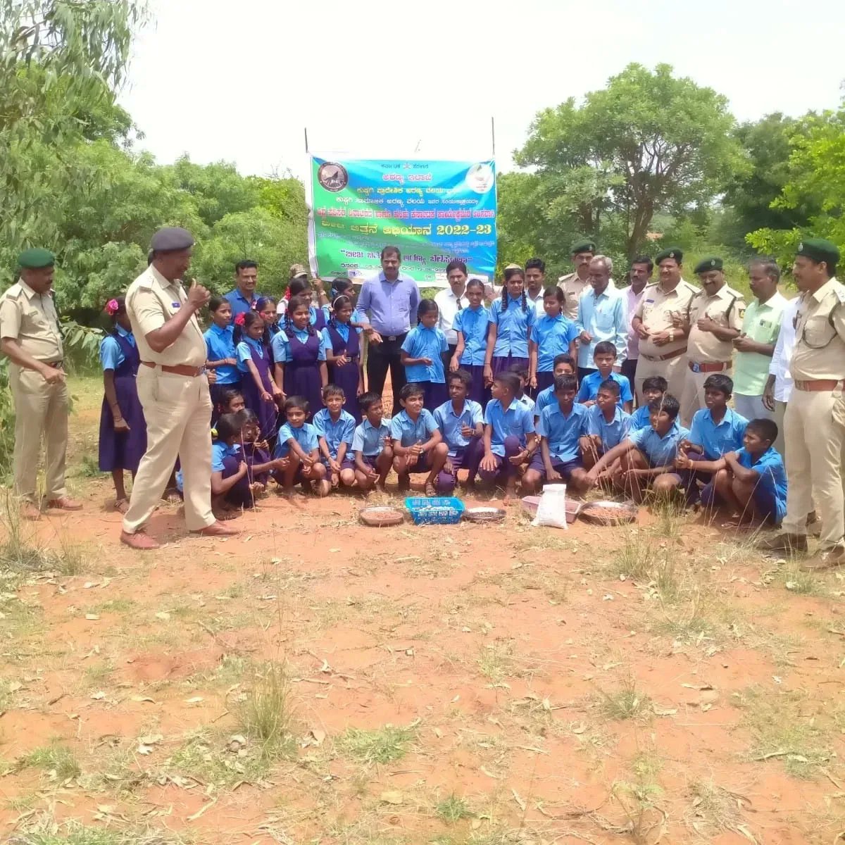 DcfForest's tweet photo. ವಿಶ್ವ ಪರಿಸರ ದಿನಾಚರಣೆ &amp; HK ಕಾರ್ಯಕ್ರಮದ ಅಂಗವಾಗಿ ಹನುಮಸಾಗರ Sec-4ಅಧಿಸೂಚಿತ ಅರಣ್ಯ ಪ್ರದೇಶದಲ್ಲಿ ಹಾಗೂಮಾವಿನ ಇಟಗಿ ಗ್ರಾಮದ ಸರ್ವೆ No,70/1ರ ಅರಣ್ಯಪ್ರದೇಶದಲ್ಲಿ  ಬೀಜ ಬಿತ್ತನೆ ಮತ್ತು ಸಸಿ ನೆಡುವ ಕಾರ್ಯಕ್ರಮವನ್ನು ಹಮ್ಮಿಕೊಳ್ಳಲಾಯಿತು. ಕಾರ್ಯಕ್ರಮದಲ್ಲಿ ಸಹಿಪ್ರಾ ಶಾಲಾ ಶಿಕ್ಷಕರು,ವಿದ್ಯಾರ್ಥಿಗಳು, ಸಿಬ್ಬಂದಿಗಳು ಭಾಗವಹಿಸಿದ್ದರು. https://t.co/mT0pBcc6gu