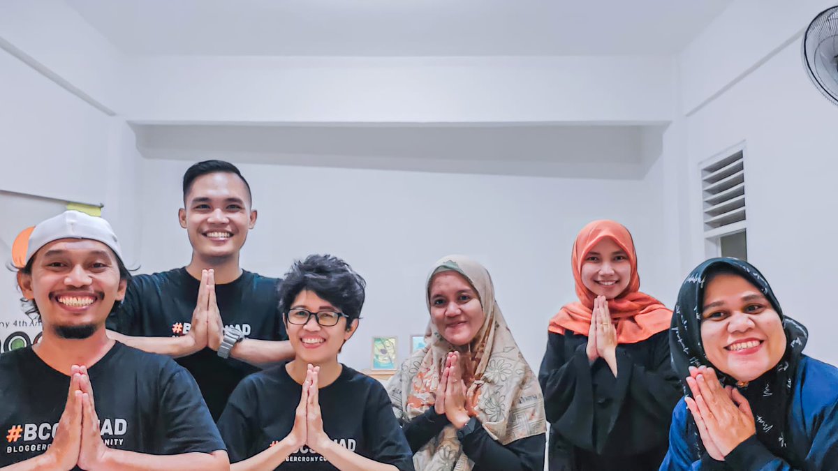 bloggercrony's tweet photo. Nah, karena #BCCSquad pada penisirin dengan kaos hitam bertuliskan #BCCSquad, akhirnya kami putuskan untuk kasih bocoran agar #BCCSquad juga bisa memiliki kaos keren yang kami pakai 😎 #BCCOfficialMerchandise #CeraProduction https://t.co/r67Umz28C3