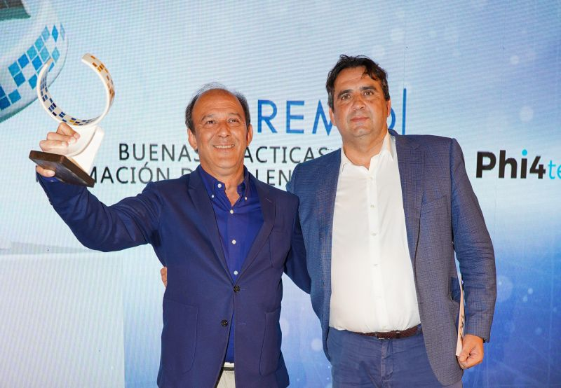 MarioCeldran's tweet photo. Hace unas semanas tuve el honor de acudir a la XVI entrega de los #PremiosRos de @Grupo_ROS en #Badajoz, un punto de encuentro para empresarios y emprendedores.

Pudimos entregar el premio de #BuenasPrácticas en la #formación del talento local a @albatrosgrupo 💪 https://t.co/rV8DZ5ZEGH