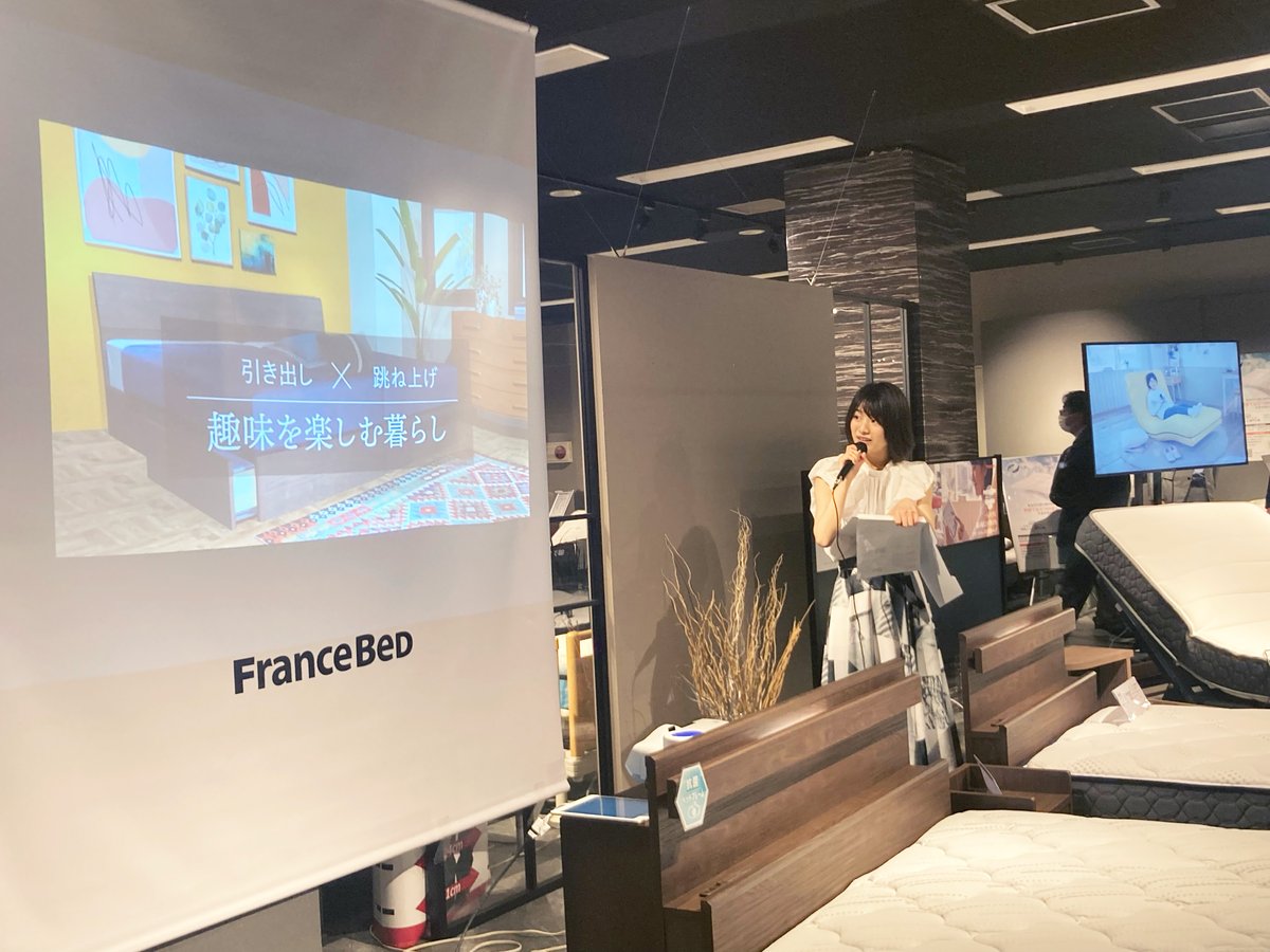 francebedjp's tweet photo. フランスベッド 電動ベッドCMに出演中の山﨑翠佳さん（@suika_yamazaki）
本日はフランスベッドの新作展示会場にて新製品の紹介をしていただきました。商品説明の合間には赤坂ショールームスタッフと記念撮影。

山﨑翠佳さん出演中の電動ベッドCMをぜひご覧ください！
https://t.co/WPxlsxHDtK https://t.co/320XzkVj6M
