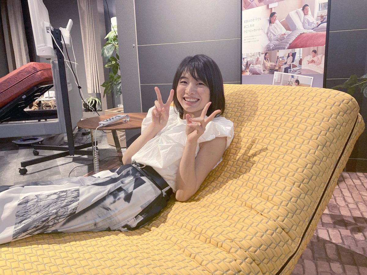 francebedjp's tweet photo. フランスベッド 電動ベッドCMに出演中の山﨑翠佳さん（@suika_yamazaki）
本日はフランスベッドの新作展示会場にて新製品の紹介をしていただきました。商品説明の合間には赤坂ショールームスタッフと記念撮影。

山﨑翠佳さん出演中の電動ベッドCMをぜひご覧ください！
https://t.co/WPxlsxHDtK https://t.co/320XzkVj6M