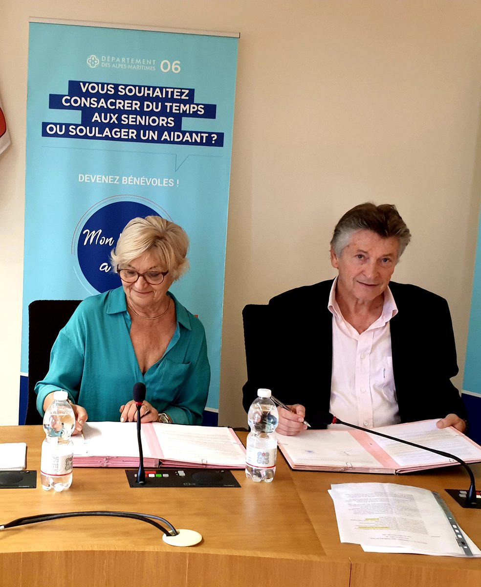 VilledeBiot's tweet photo. Lancement du dispositif "Mon Voisin 06 a du coeur"!
Ce matin, la Ville de Biot a signé avec le département des Alpes-Maritimes la convention "Mon Voisin 06 a du coeur", un dispositif qui met en relation des bénévoles formés avec des seniors et des aidants. https://t.co/rkJZMtArKr https://t.co/il0Kn8CShB