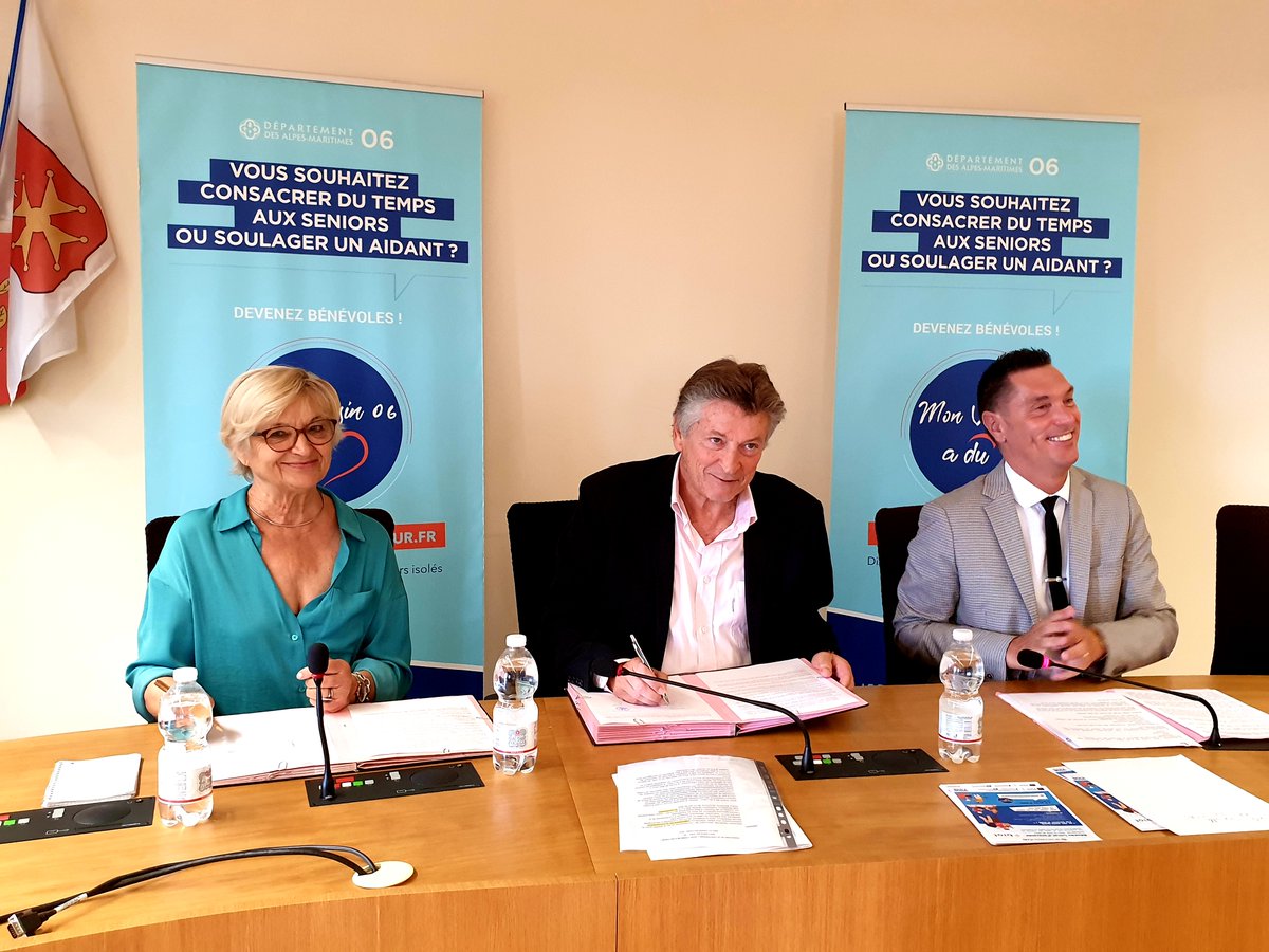 VilledeBiot's tweet photo. Lancement du dispositif "Mon Voisin 06 a du coeur"!
Ce matin, la Ville de Biot a signé avec le département des Alpes-Maritimes la convention "Mon Voisin 06 a du coeur", un dispositif qui met en relation des bénévoles formés avec des seniors et des aidants. https://t.co/rkJZMtArKr https://t.co/il0Kn8CShB