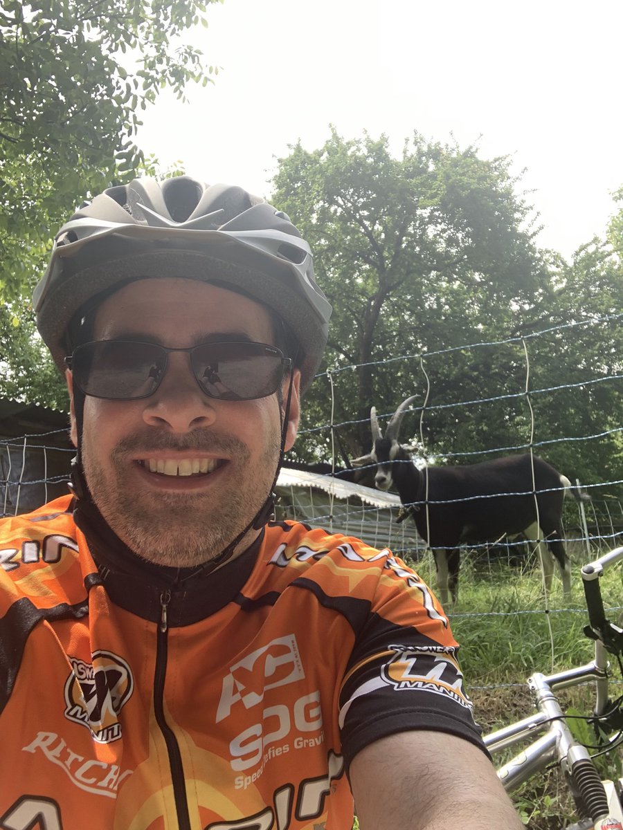 Tierische Begegnungen bei @biketoworkch: Team Cats on bikes 🐈🚴‍♂️ von @CareumCH trifft auf Ziege auf Wiese 🐐🍀.

#biketowork #challenge #careum #bewegung #gesundheit

@SpycherStefan @msvecg @retovogel <a href="/BritaWirth/">Alexandra Wirth</a> @JoergHaslbeck