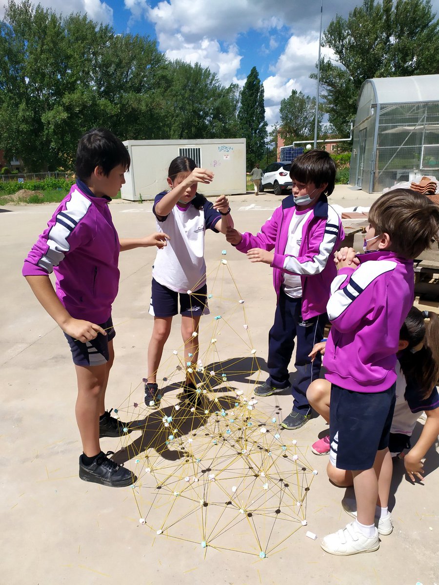 UBUinvestiga's tweet photo. #Noticias_UBU | Taller sobre "Estructuras articuladas y diseño de nuevos materiales con residuos industriales".

60 alumnos de Primaria del Aurelio Gómez Escolar han participado en un taller del proyecto @eco2cem.

👉https://t.co/F3JYjsRl4g https://t.co/oVOnl67xCO