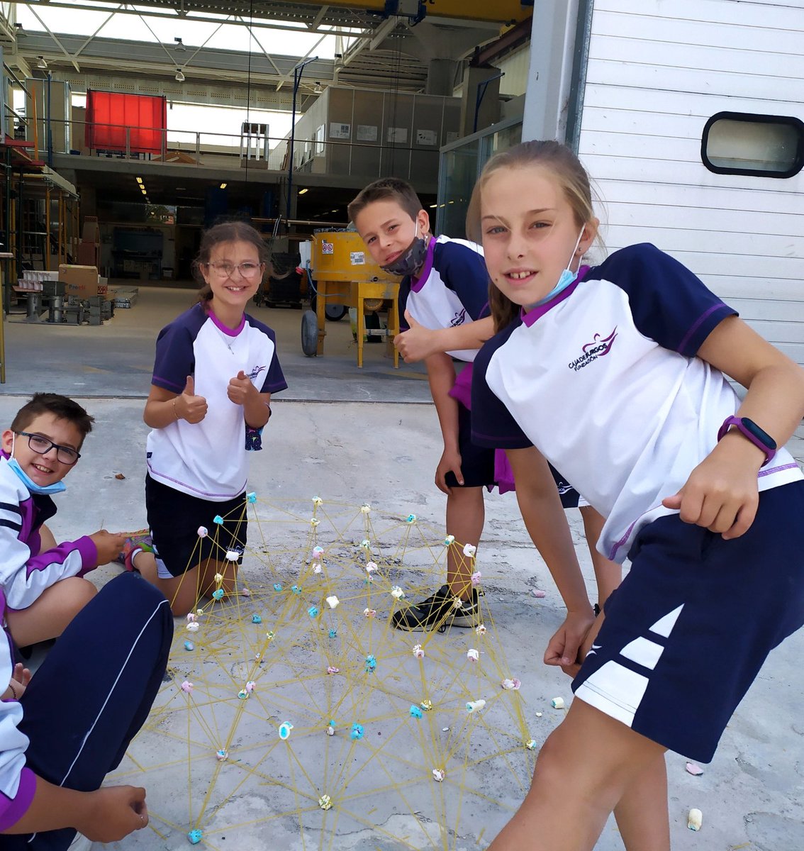 UBUinvestiga's tweet photo. #Noticias_UBU | Taller sobre "Estructuras articuladas y diseño de nuevos materiales con residuos industriales".

60 alumnos de Primaria del Aurelio Gómez Escolar han participado en un taller del proyecto @eco2cem.

👉https://t.co/F3JYjsRl4g https://t.co/oVOnl67xCO