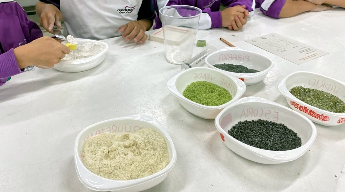 UBUinvestiga's tweet photo. #Noticias_UBU | Taller sobre "Estructuras articuladas y diseño de nuevos materiales con residuos industriales".

60 alumnos de Primaria del Aurelio Gómez Escolar han participado en un taller del proyecto @eco2cem.

👉https://t.co/F3JYjsRl4g https://t.co/oVOnl67xCO