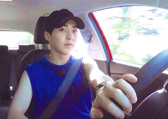 xiuminlooks's tweet photo. Xiumin driving &amp; driving us crazy💘 https://t.co/i5U2kzpeZh