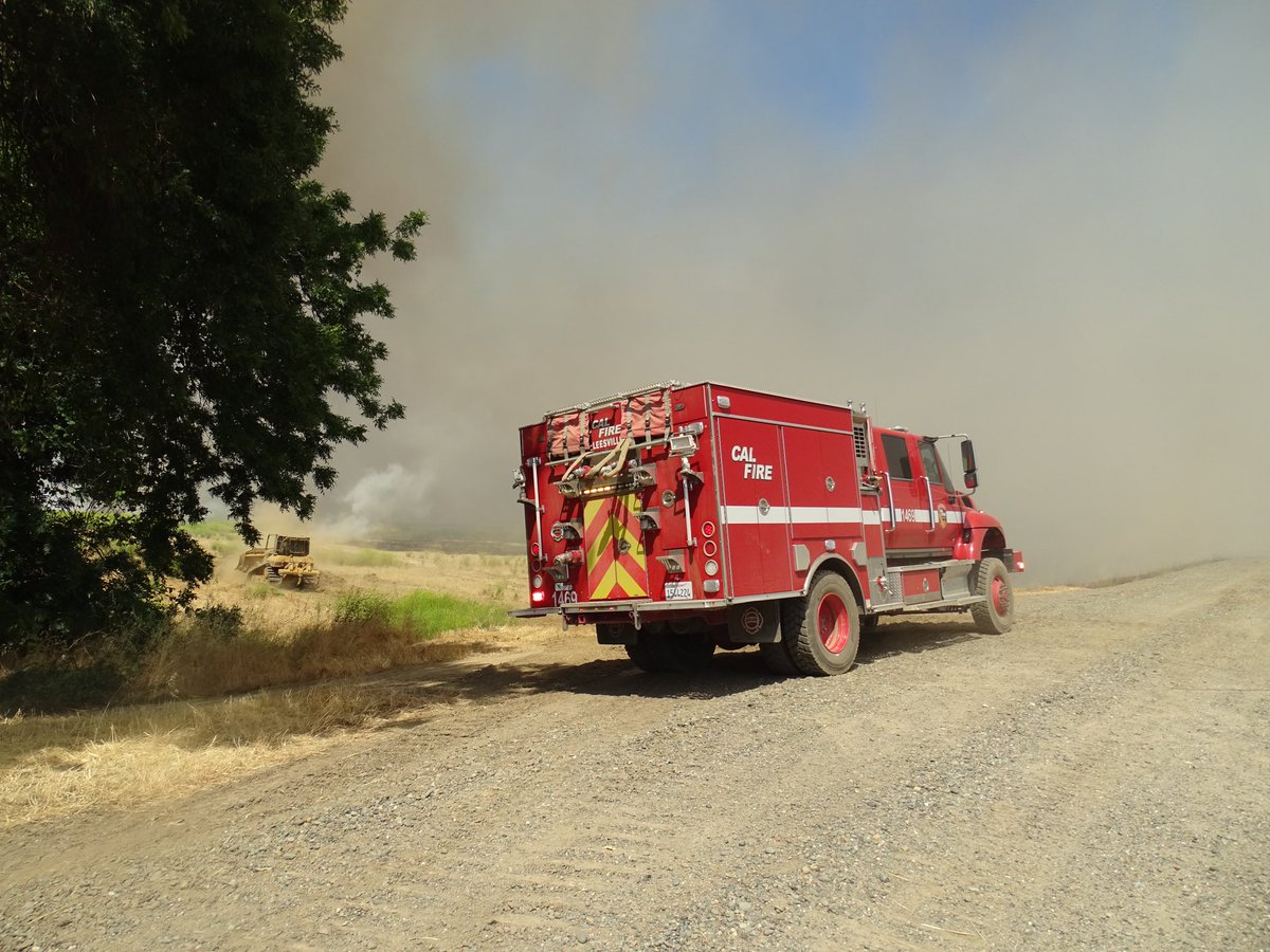 CA_Weather_'s tweet photo. To our new followers, welcome! We are a joint-managed account of wildfire/weather enthusiasts, media members and fire photographers here to provide timely wildfire updates, weather coverage, and on-the-ground reporting from fire photographers @Donovan_J19 and @MichaelWX18. https://t.co/RIS8g4YBIv