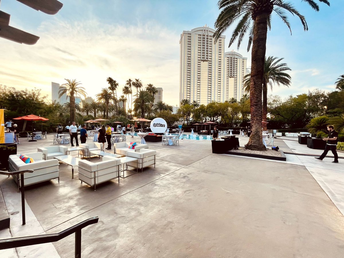 AppLovin's tweet photo. Mobile Splash ‘22 with @adjustcom & @SensorTower is still happening. 🌴
You can still join us at the Splash pool. #MAU2022 #mauvegas2022 #SplashPool https://t.co/Fafxu80j5R