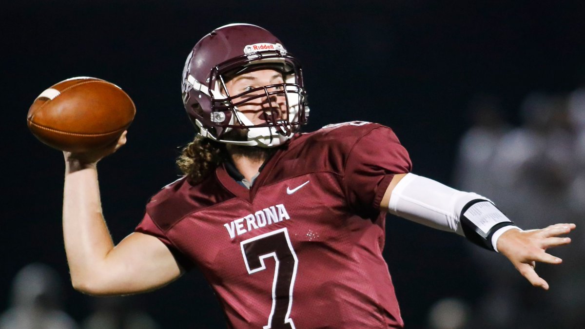 PSimmsNoSoGame's tweet photo. Cael Zebrowski, @ZebrowskiCael 
HS: Verona, @VeronaAthletics 
College: Salve Regina, @Salve_Football 
Major: Business Finance
Favorite food: Wings
Giant/Jet rookie you would want to see you play: Sauce Gardner
Game prediction: 49-21 North! ⬆️ https://t.co/sHACzzlHBn