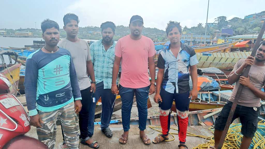 SU_MaheswarRao's tweet photo. Met with fishermen &amp; Youths today at Fish Landing Centre, Junglighat,Port Blair Under the leadership of PM @narendramodi ji I Explain &amp; Discuss Various Welfare Schemes &amp; it's benifits about #GAIS, #PMMSY, #RKVY, &amp; #UTPlan etc.

#AzadiKaAmritMahotsav 
#8YearsOfFisheriesDevelopment https://t.co/DswJZs0Sjt