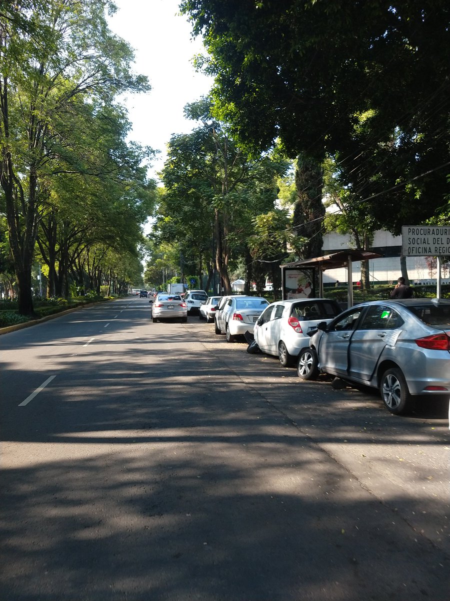 AcunaBike's tweet photo. @bemava84 @supercivicosmx @LaOtraMovilidad @GobCDMX Dos carriles de carros estacionados será. Lo bueno que puso las intermitentes, así ya no estorba. #DivisionDelNorte https://t.co/JI2BSNy4lS
