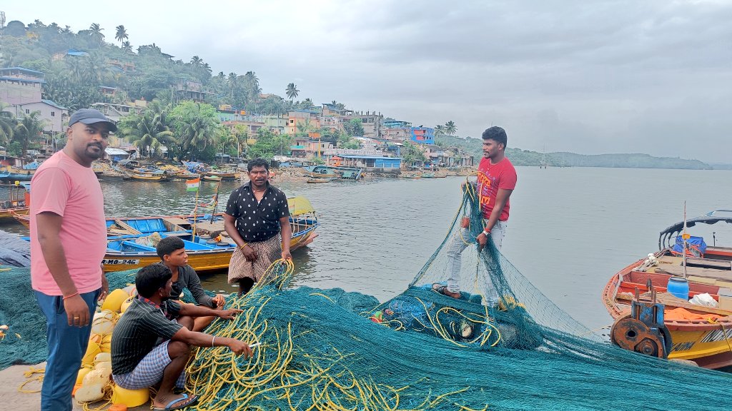 SU_MaheswarRao's tweet photo. Met with fishermen &amp; Youths today at Fish Landing Centre, Junglighat,Port Blair Under the leadership of PM @narendramodi ji I Explain &amp; Discuss Various Welfare Schemes &amp; it's benifits about #GAIS, #PMMSY, #RKVY, &amp; #UTPlan etc.

#AzadiKaAmritMahotsav 
#8YearsOfFisheriesDevelopment https://t.co/DswJZs0Sjt
