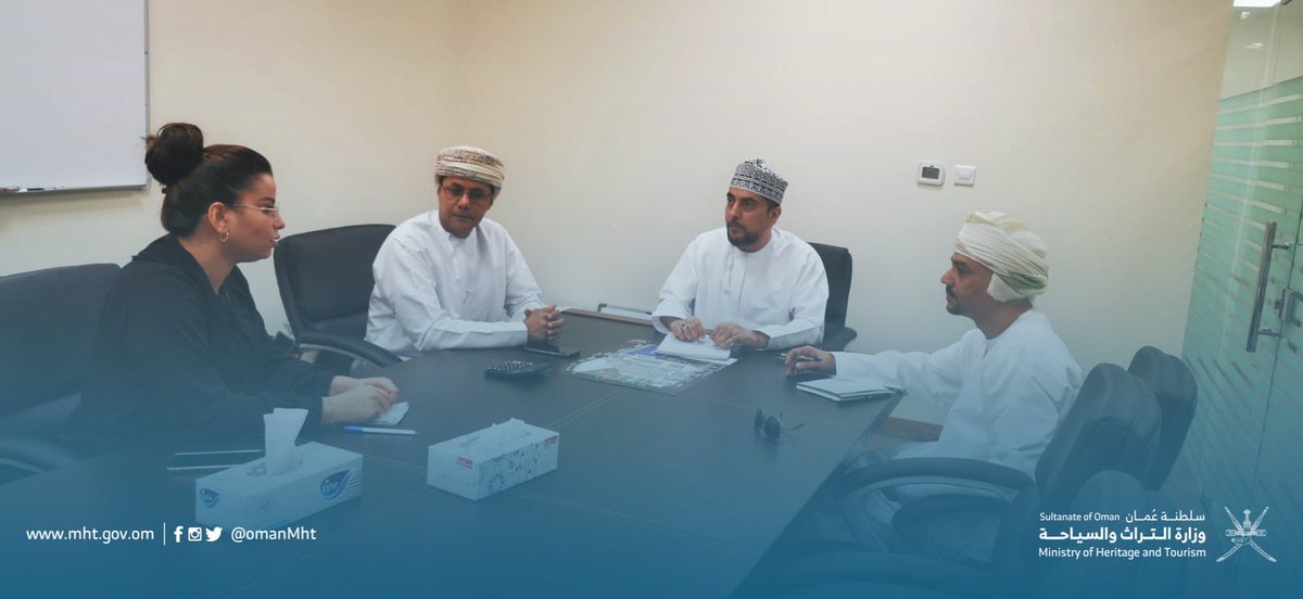 جانب من زيارات ولقاءات المسؤولين بالمديرية العامة للتراث والسياحة بمحافظة #ظفار بالمسؤولين عن الوجهات السياحية والترفيهية للوقوف على آخر الاستعدادات والاطلاع على خطة برامج الفعاليات التي سيتم تنفيذها بموسم الخريف.
#تراث_وسياحة