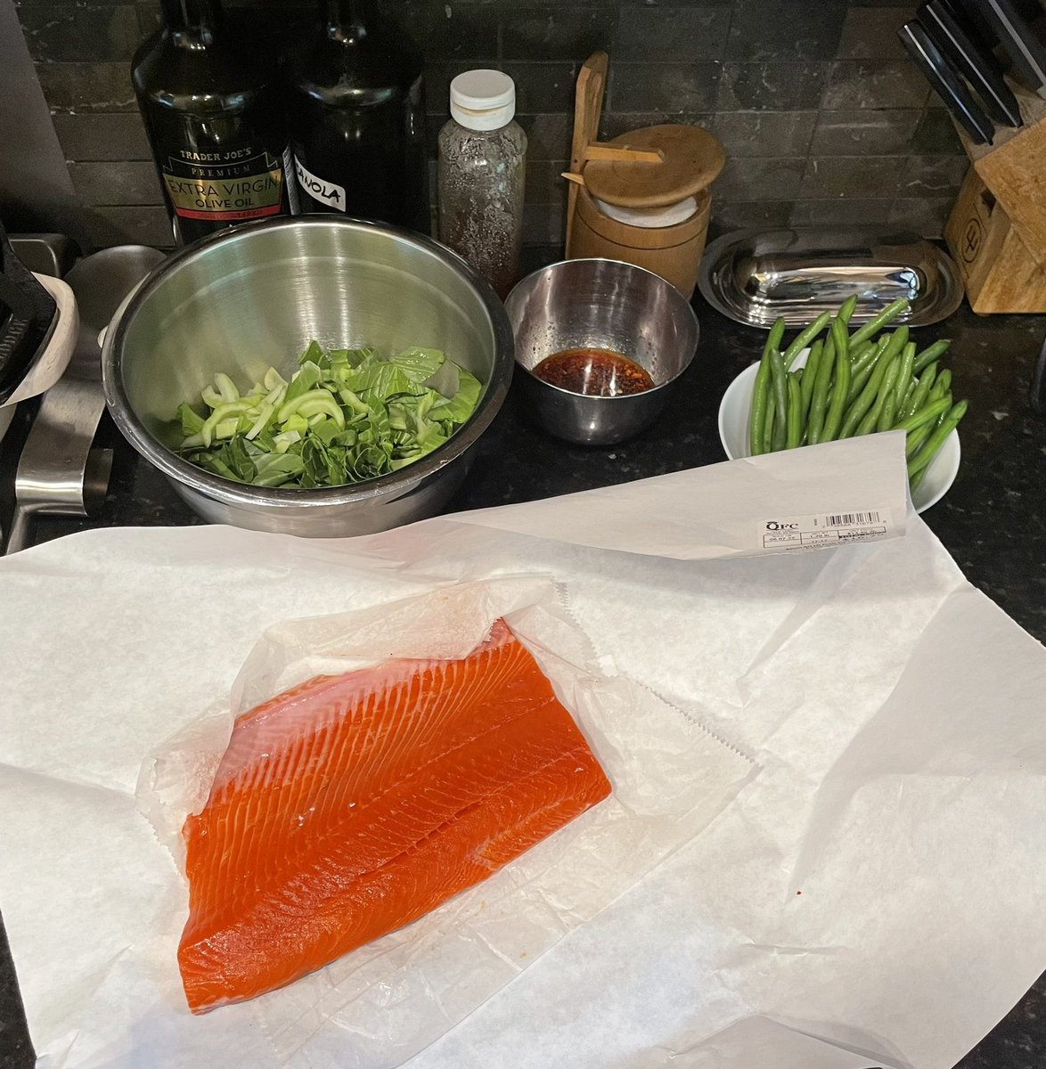 tonightsmeal's tweet photo. Jun 7: Gochujang glazed sockeye salmon with ginger/honey/soy fried green beans &amp; sesame bok choy salad.
#homecooking #keto #lowcarb https://t.co/zhdMt8Zl6c