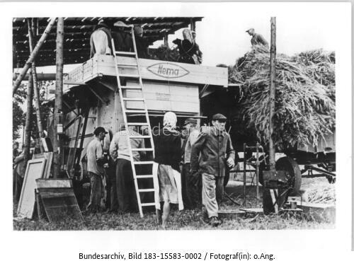 micha_heinz's tweet photo. Heute vor 70 Jahren wurde in #Merxleben die 1. Landwirtschaftliche Produktionsgenossenschaft gebildet - angelehnt an das sowj. Vorbild Kolchos. Nur 7 Jahre nach Aufsiedlung der Güter galt damit nun das Leitbild der Großraumagrarwirtschaft. #twitterstorians https://t.co/xBNOLkovYs