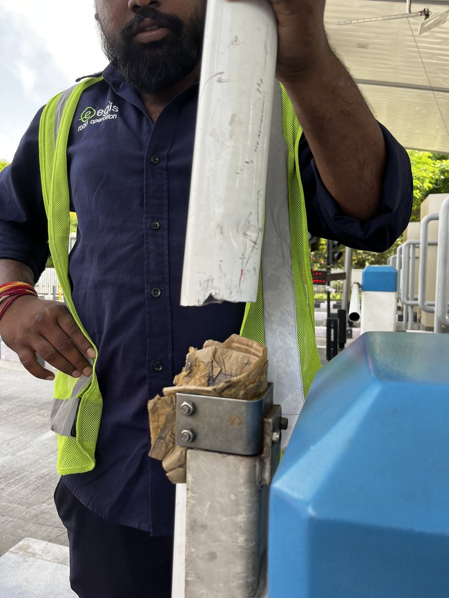 Kisha_Gupta's tweet photo. @NHAI_Official this toll boom barrier fell on my car 15 minutes back, know why? Because it was tightened into its stand with ‘cardboard scrap’ as filling. The pole was apparently thinner than the clasp, so let’s use ingenuity right? 👏 @BangaloreMirror @ELCITA_IN #EcityToll https://t.co/0hBcUYVAGA