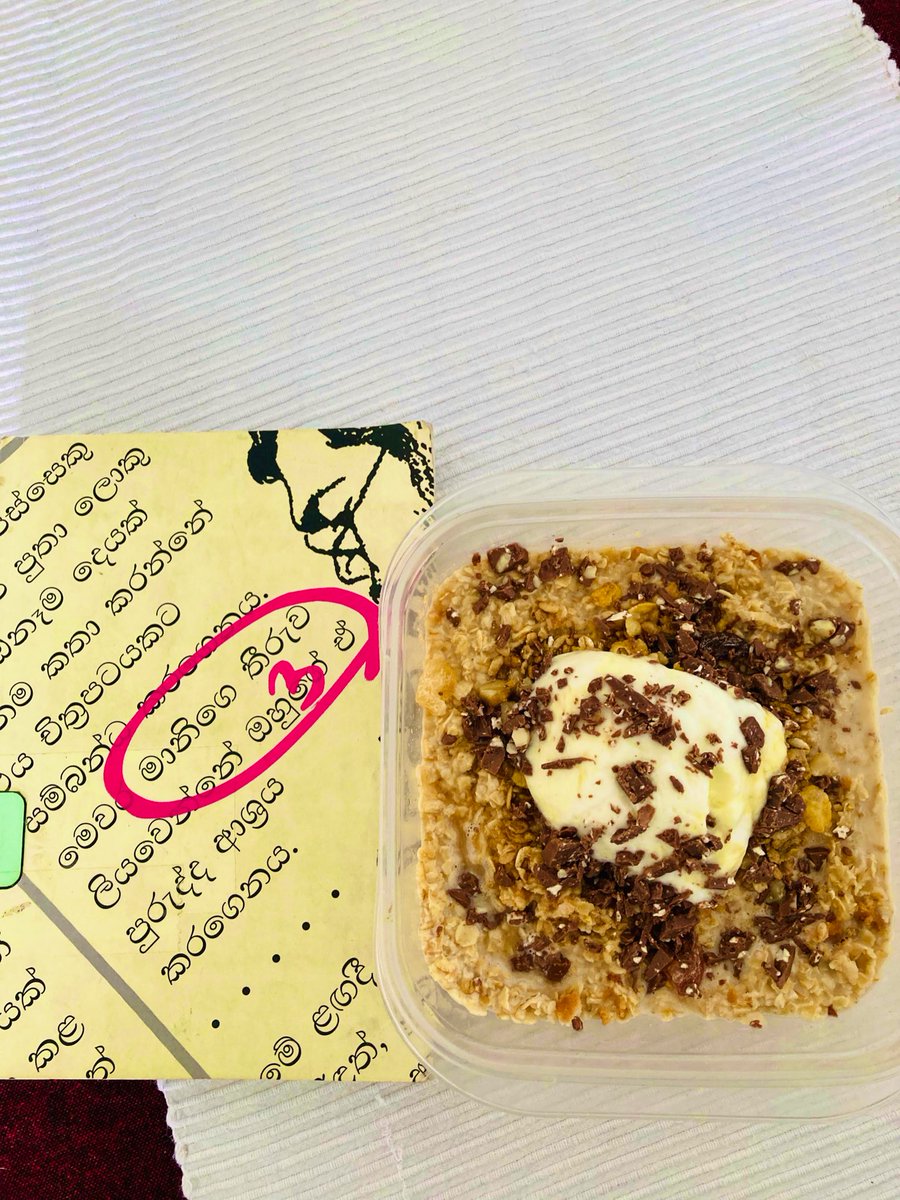 TomesReader's tweet image. Quick breakfast &amp;amp; quick read before a long day. Kithul  🍯 Oats with batter carol biscuits powdered topped with yogurt &amp;amp; chocolate shavings &amp;amp; muesli #oatnotes #oatgloats