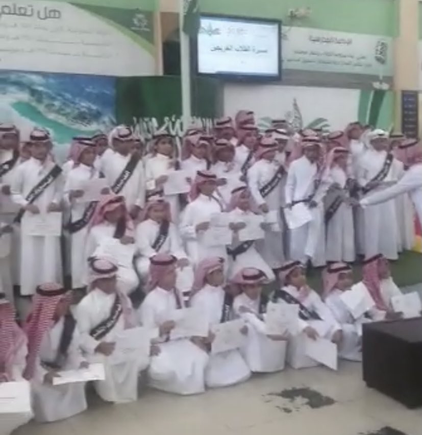 h1446_1446's tweet photo. إليك بأعينهم ينظرون
وأنظرُ بالقلبِ قبل العيون

فكنتَ وحيداً فريداً كأنّ
المكانَ خلا ، وبهِ أربعون !
#سناب #شعر https://t.co/l13u9bW1Lp