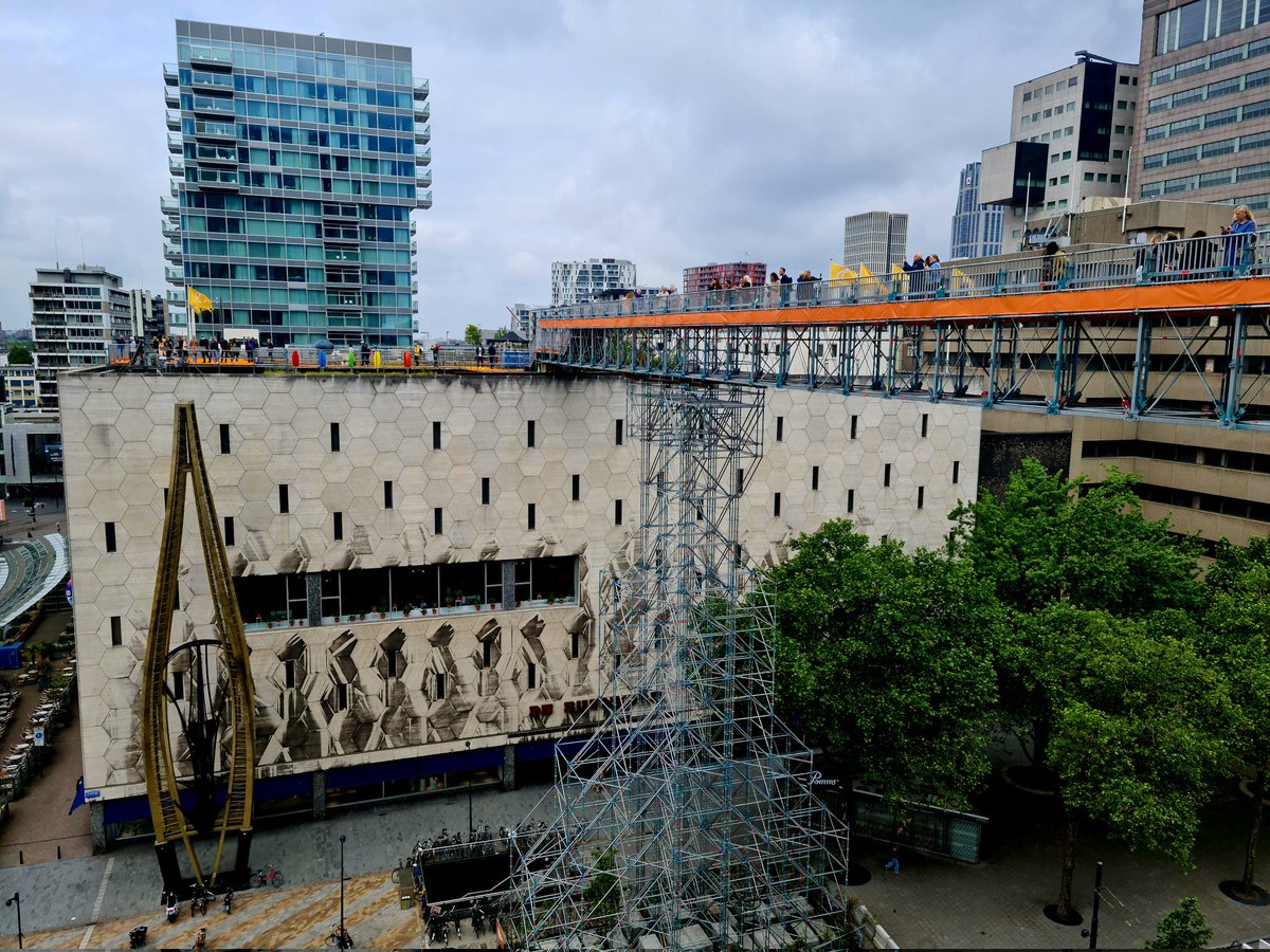 marian070249's tweet photo. De oranje loper ligt uit, hoog boven de #Coolsingel
#Rooftop https://t.co/pgOHEnzu4S