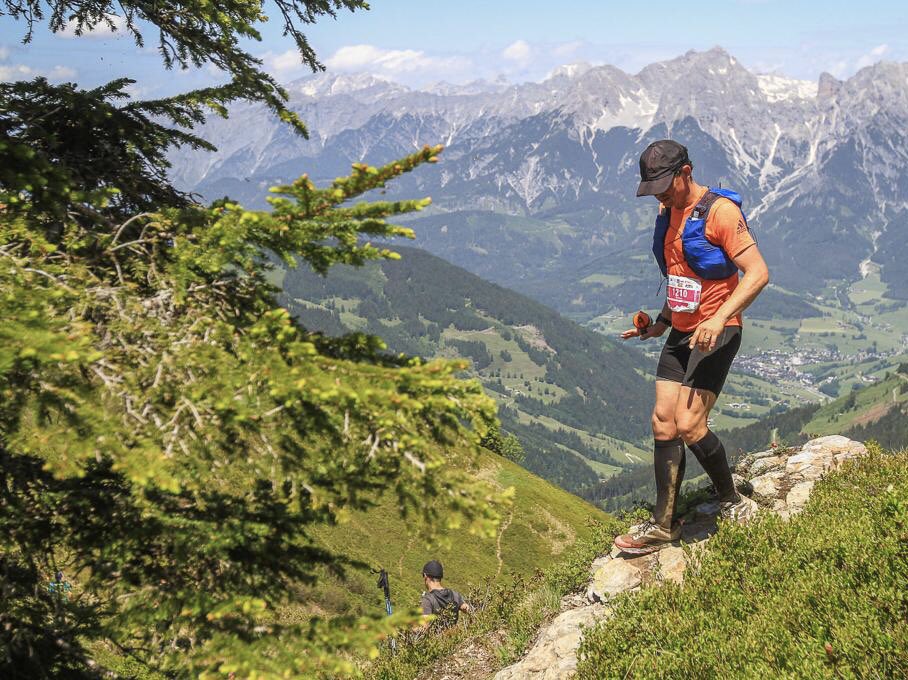 SimonVanRoy's tweet photo. ‘Hoog in die bergen!’
Siebert Verschaeve waagde zich aan zijn eerste ultratrail &amp; wat voor één! 48km met maar liefst 3300 hoogtemeters! Met een tijd van 8u24min werd hij 72e! Wetende dat dit nog maar het voorspel was… binnen drie maand wacht er nog iets mooi 🤩 keep you posted! https://t.co/tSXlIbDnEQ