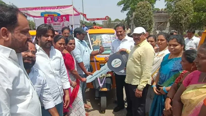 sangeetha_vanam's tweet photo. Hon'ble Jubileehills MLA Maganti Gopinath garu along handed over Vehicles to beneficiaries under Dalitha bandhu scheme.Division President Appu Khan and TRS leaders were present. https://t.co/A2WuWGNmYU