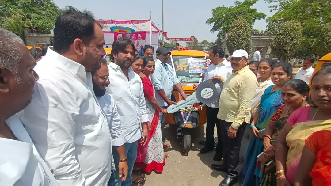 sangeetha_vanam's tweet photo. Hon'ble Jubileehills MLA Maganti Gopinath garu along handed over Vehicles to beneficiaries under Dalitha bandhu scheme.Division President Appu Khan and TRS leaders were present. https://t.co/A2WuWGNmYU