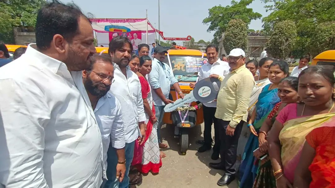 sangeetha_vanam's tweet photo. Hon'ble Jubileehills MLA Maganti Gopinath garu along handed over Vehicles to beneficiaries under Dalitha bandhu scheme.Division President Appu Khan and TRS leaders were present. https://t.co/A2WuWGNmYU