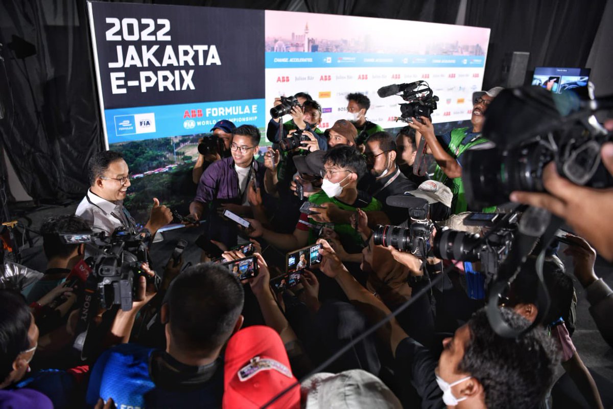 aniesbaswedan's tweet photo. Dalam tiga tahun terakhir, di antara semua kegiatan, mungkin yang paling banyak mendapat pemberitaan adalah #FormulaEJakarta. Kami berterima kasih kepada teman-teman media yang telah ikut mencatat dan menggaungkan proses bersejarah ini.

#JakartaEPrix
https://t.co/fmy8x0Tovy https://t.co/0gr8iX56ou