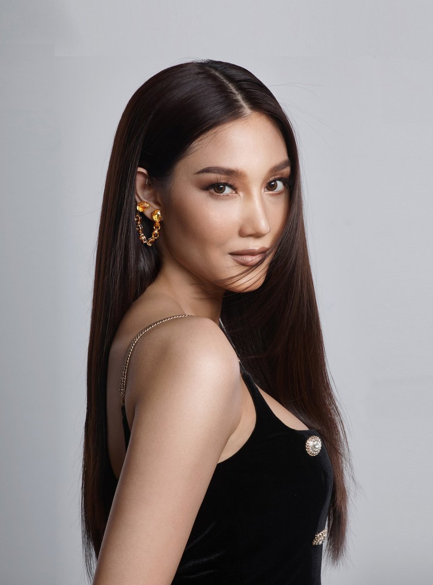 nicolenepb's tweet photo. BEAUTIFULLY CONFIDENT 
NICOLENE LIMSNUKAN
Mentor : @shadeofdiva
Stylist : @teephasux
Ass stylist : @veta.wang 
Make up : @ton_bhudit
Hair : @tar_hairstylist
Photograher: @sousla_pluie
Thanks : @swarovski
@amass.me
#BeautifullyConfident
#Newbegin https://t.co/nQWb24dsMW