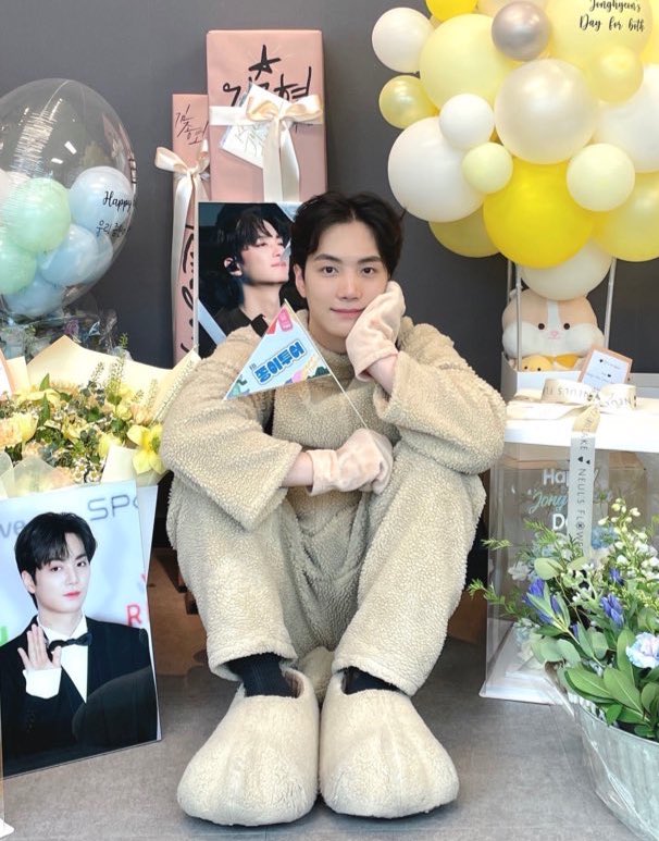 DespiteEVTH's tweet photo. 아기인형탈 벗으면 나타나는 팔척미남.. #김종현 https://t.co/LvBxTB3EJX