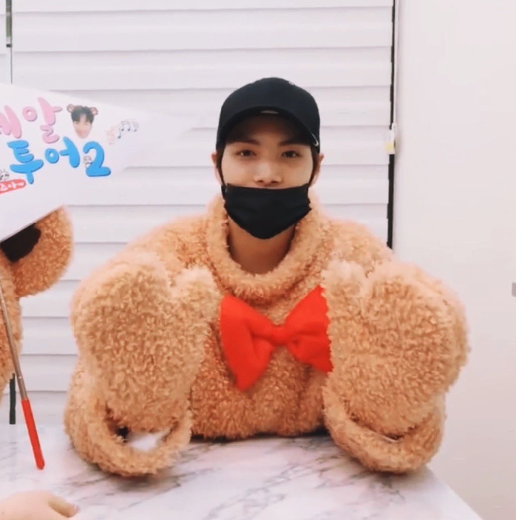 DespiteEVTH's tweet photo. 아기인형탈 벗으면 나타나는 팔척미남.. #김종현 https://t.co/LvBxTB3EJX