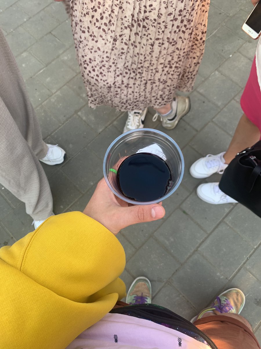 Вчера пил вино, порциями по 250мл, и весь такой, гулял с кучеряшками