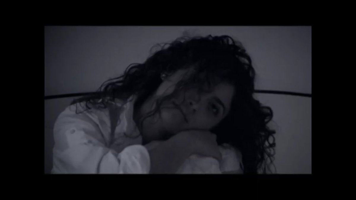 kelvinbooyah's tweet photo. Uma dúvida cruel de fã que tenho até hoje. É inna que aparece nos frames entre 2:40 e 2:49 do videoclipe Slow Motion da Play &amp; Win? É o cabelo dela, olho dela, formato de rosto. Pra mim é ela, mas nunca ficou comprovado. IS THIS INNA OR AM I CRAZY? https://t.co/iQUzIaOlRU