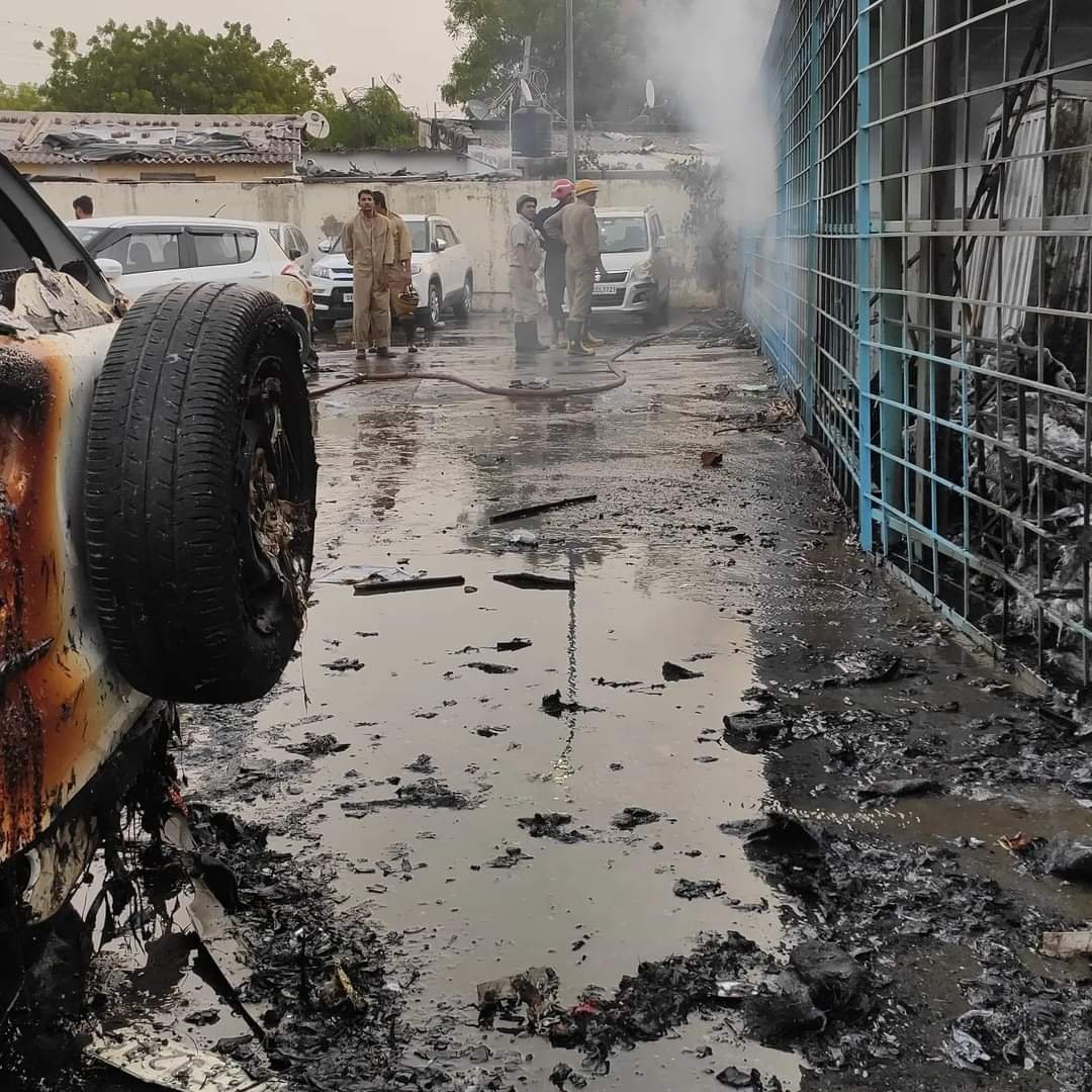 IBC24News's tweet photo. जामिया नगर की इलेक्ट्रिक मोटर पार्किंग में आग लगी। दमकल की 7 गाड़ियों ने मौके पर पहुंचकर आग पर काबू पाया। आग में कई वाहन क्षतिग्रस्त हो गए हैं: दिल्ली अग्निशमन सेवा, दिल्ली 

#JamiaNagar | #ElectricMotorParking | #FireService | #Vehiclesdamaged | #FireAccident https://t.co/FK5oUNTFpe
