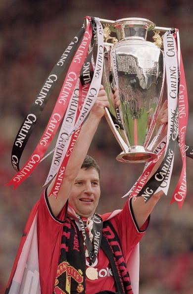 retro_manutd's tweet photo. #OTD 8th June 1990 

The best full back and arguably the best defender in the Premier League era, Denis Irwin signed from Oldham Athletic for a fee of £650,000.

A colossal 529 appearances for United scoring 33 goals in 12 years becoming a rock solid figure in defence

#MUFC https://t.co/2obnJQP9JC