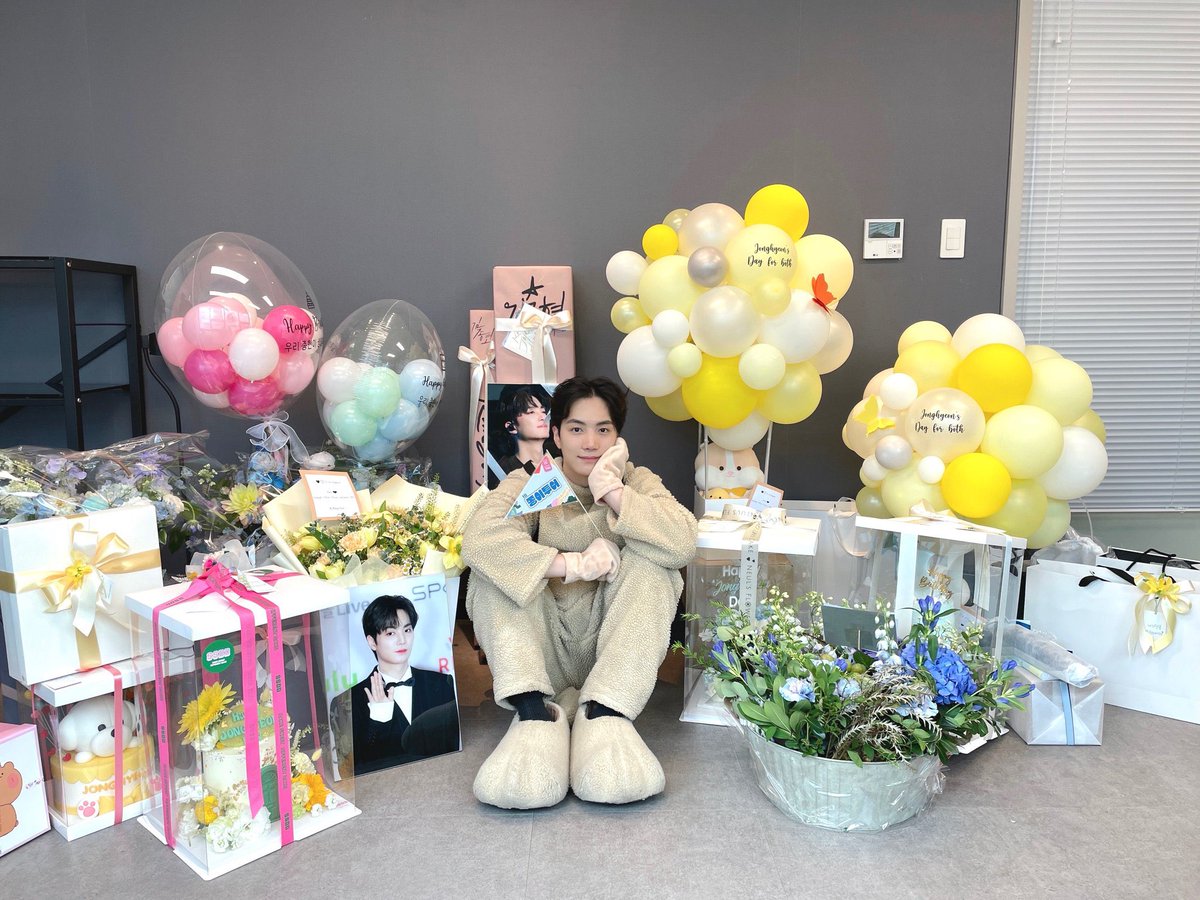 xxxonibugi's tweet photo. 생일 축하해 🎂🎁🤍
완전 사랑해요!!!

📸 ccto

#종현이와_같이_걸어갈_우리
#HAPPY_JONGHYEON_DAY https://t.co/uuh2TL4n5O