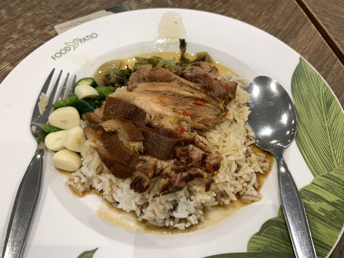 Maewmb's tweet photo. Stewed pork leg with rice #delicious #lunch #foodie #Thaifood #foodpatio https://t.co/IAbqnbbEqh