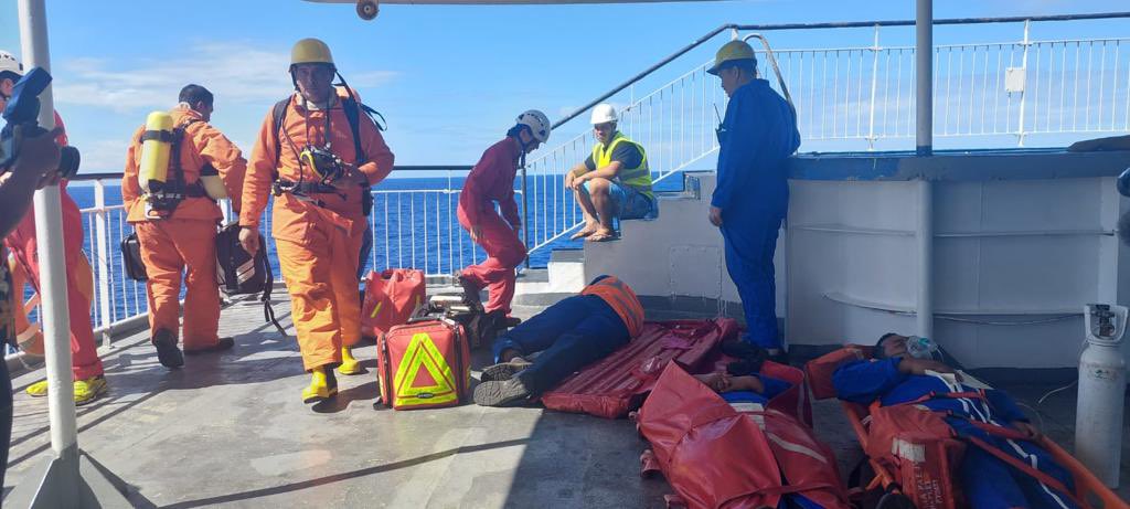 Romybertmoorea's tweet photo. Exercice maritime SMGA-ANED incendie à bord du Tuhaa Pae IV au large, perte de propulsion, bateau en derive, feu non maîtrisé, activation plan orsec et mise en oeuvre SAMU des moyens de communication et d’evacuation des 4 UA et 6 UR #samudepolynesie #jrcc #comsup @SUdF_Officiel https://t.co/cnJv6ALmko
